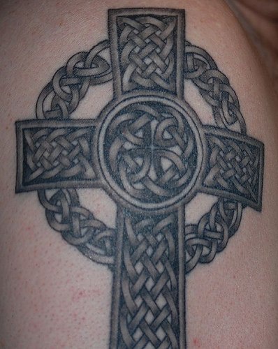 tatuaje de cruz céltica de hierro