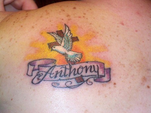 croce con colomba memoreale tatuaggio