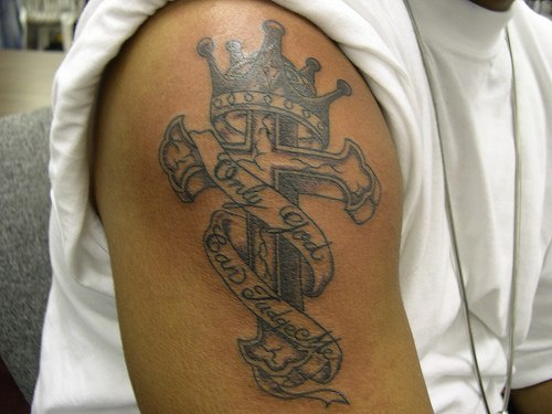 tatuaje de cruz coronada con cinta