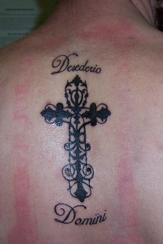tatuaje en la espalda de tracería de cruz latina