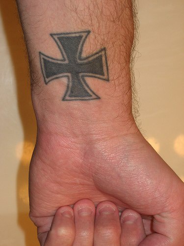 tatuaje en la muñeca de cruz maltesa