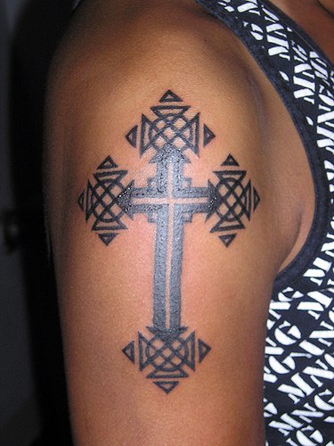croce cristiano trafori tatuaggio sul braccio