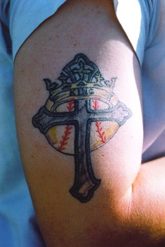 croce e corona su pallone di baseball tatuaggio