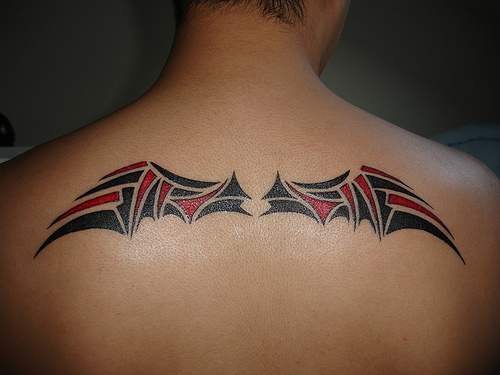 Schwarze und rote Flügel Tattoo in einem interessanten Stil