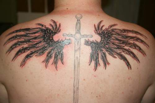 Tatuaje las alas negras con la espada - Tattooimages.biz