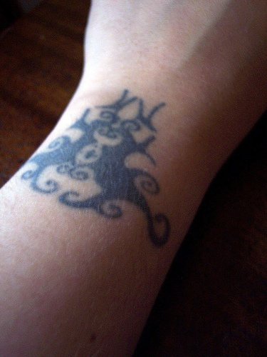 Le tatouage sur le poignet avec entrelacs noir