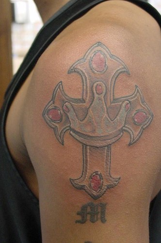 tatuaje de cruz y corona con monograma