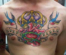 tatuaje en el pecho de gorriones sujetando el corazón coronado