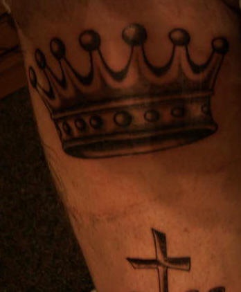 tatuaje de corona real y cruz