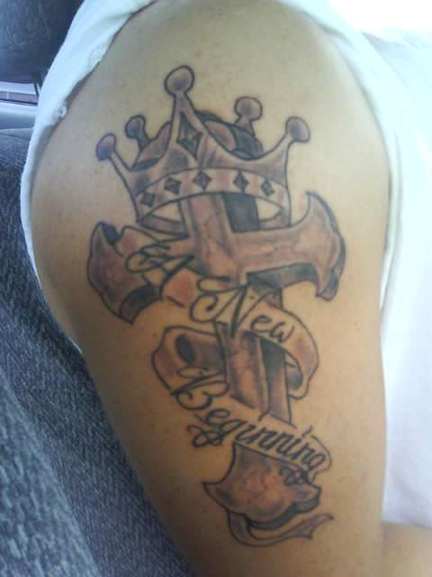 Krone und Kreuz mit Streifen um Tattoo
