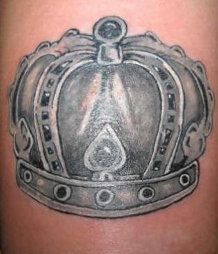 tatuaje en tinta negra de corona imperial