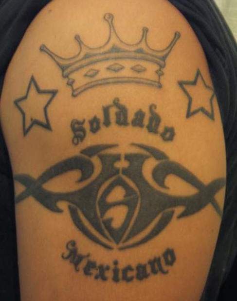 Le tatouage mexicain tribal avec la couronne et les étoiles