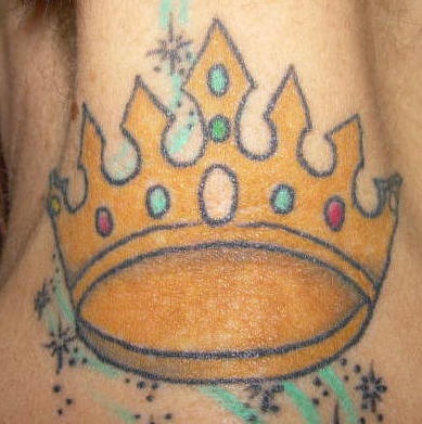 tatuaje de corona dorada minimalista