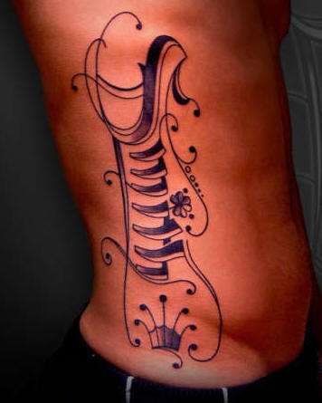 tatuaje en tinta negra de corona musical
