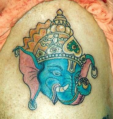 tatuaje de Ganesha con corona dorada