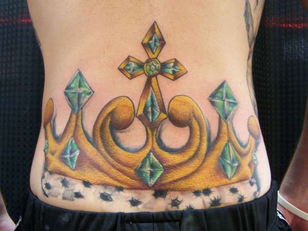 tatuaje en la parte baja de la espalda de grande corona dorada