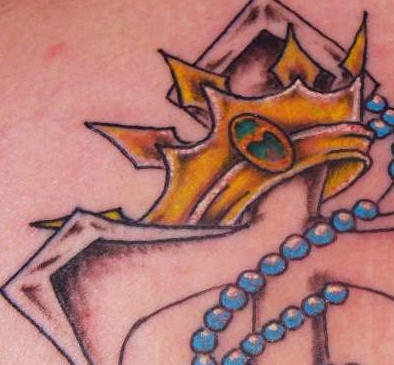 tatuaje de corona dorada detallada