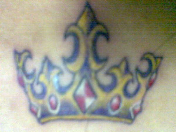 tatuaje colorido de corona con gemas
