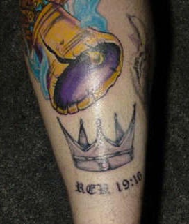 tatuaje conmemorial de campana dorada con corona