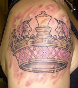 tatuaje de corona rosada con unicornios