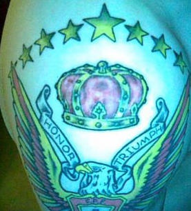 Le tatouage d&quotaigle d’honneur avec une couronne et des étoiles