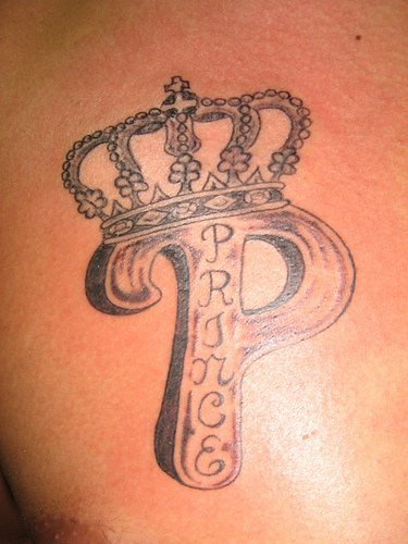 Le tatouage de la couronne avec une monogramme