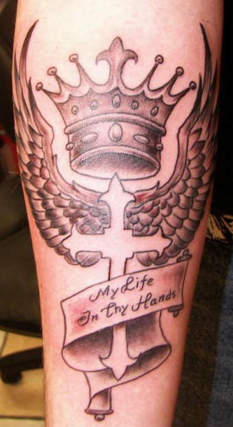 tatuaje de motivación con cruz con alas y corona