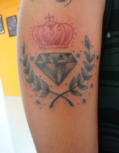 tatuaje de diamante con corona en laurel