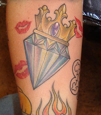 tatuaje colorido de diamante coronado