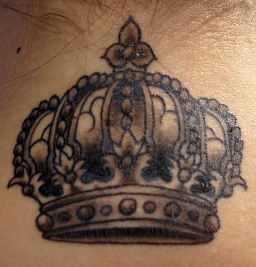 Corona reale tatuaggio sul collo