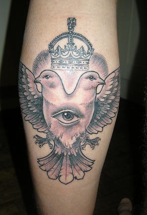 tatuaje obra de arte de dos cabezas de palomas corondas con un ojo