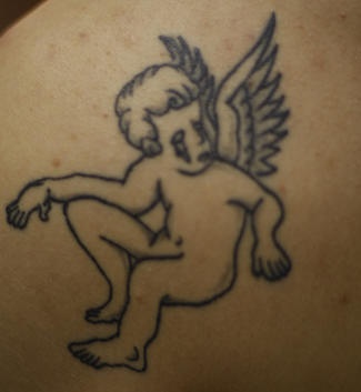 tatuaje minimalista de angelito llorando