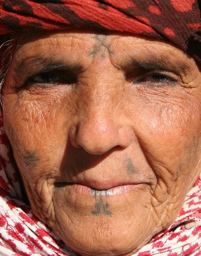 Tatuaje cultural en la cara de una mujer
