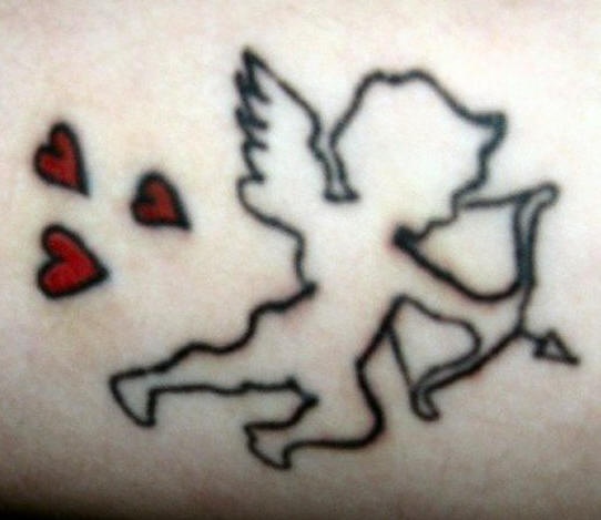 el tatuaje de la silueta de un cupido con corazones