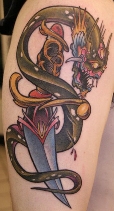 tatuaje colorido de daga con serpiente de mar alrededor