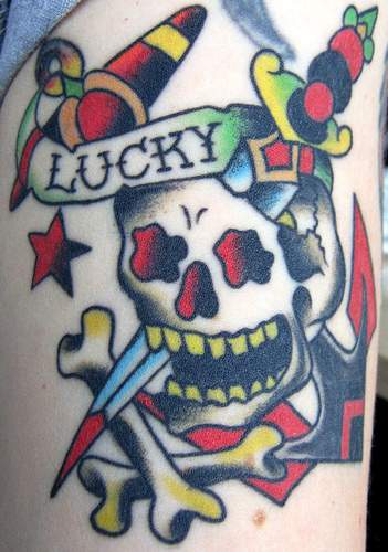 tatuaje clásico de cráneo apuñalado con una daga Lucky