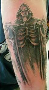 tatuaje en negro de la muerte en capa