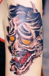 tatuaje colorido de demonio en estilo asiático