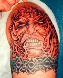 tatuaje en tinta roja de demonio feo enfadado