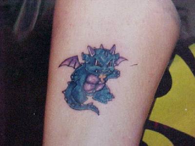 piccolo drago blu arrabbiato tatuaggio