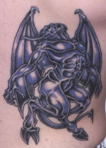 demonio alato blu tatuaggio