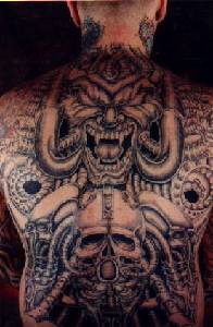 tatuaje en toda la espalda de demonio biomecánico
