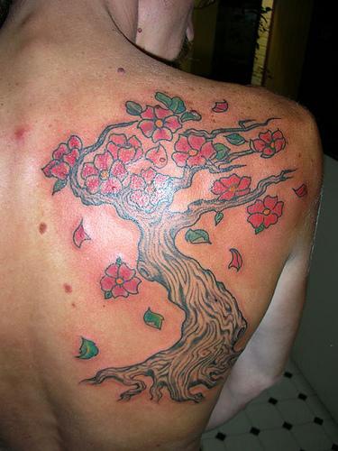Tatuaggio colorato sulla spalla l&quotalbero fiorito