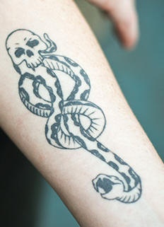 simbolo di morte serpente musica tatuaggio