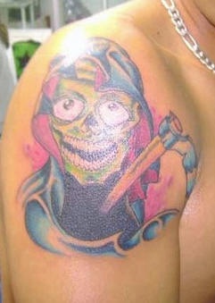 tatuaje colorido en el hombro de la muerte insana