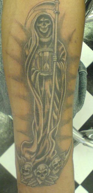 tatuaje del ángel de la muerte con reloj de arena