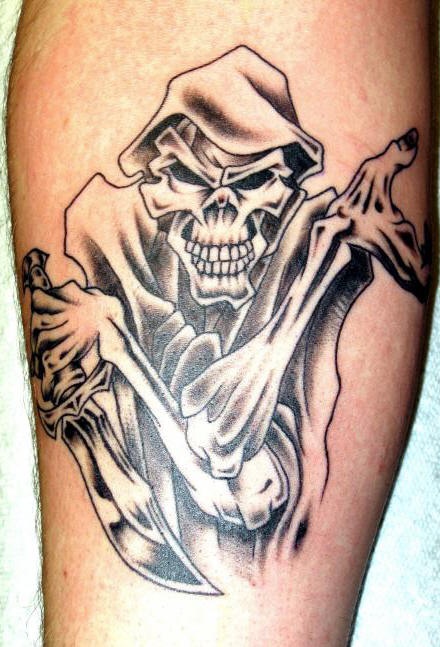 tatuaje en tinta negra de la muerte con cuchillo