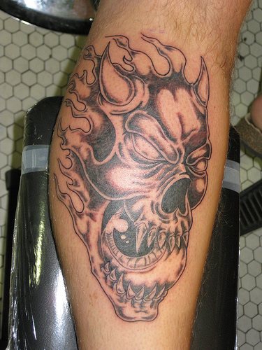 Dämon in Flamme  schwarze Tinte Tattoo