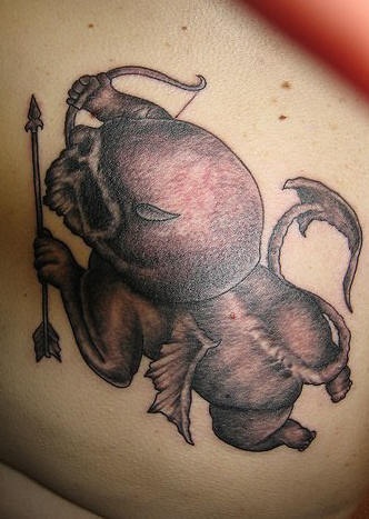 tatuaje de pequeño querubín demonio