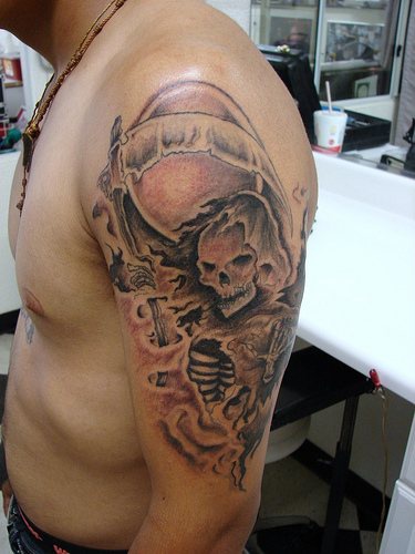 tatuaje del ángel de la muerte y luna llena